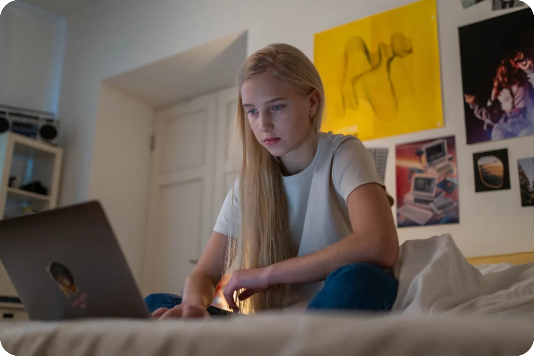 A mentor sitting beside a younger teen